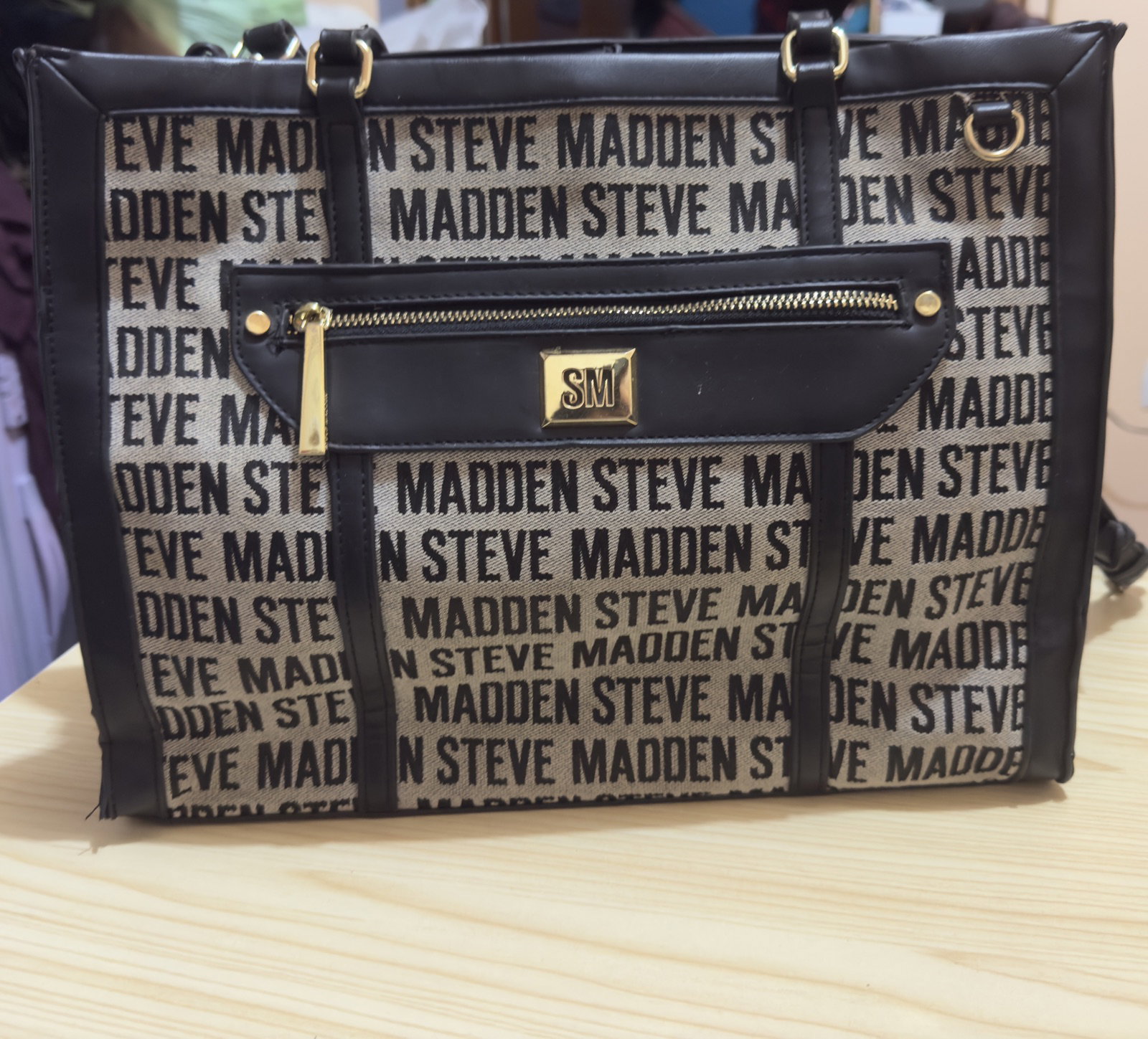 Bolsa tipo tote negra Steve Madden con detalles estéticos