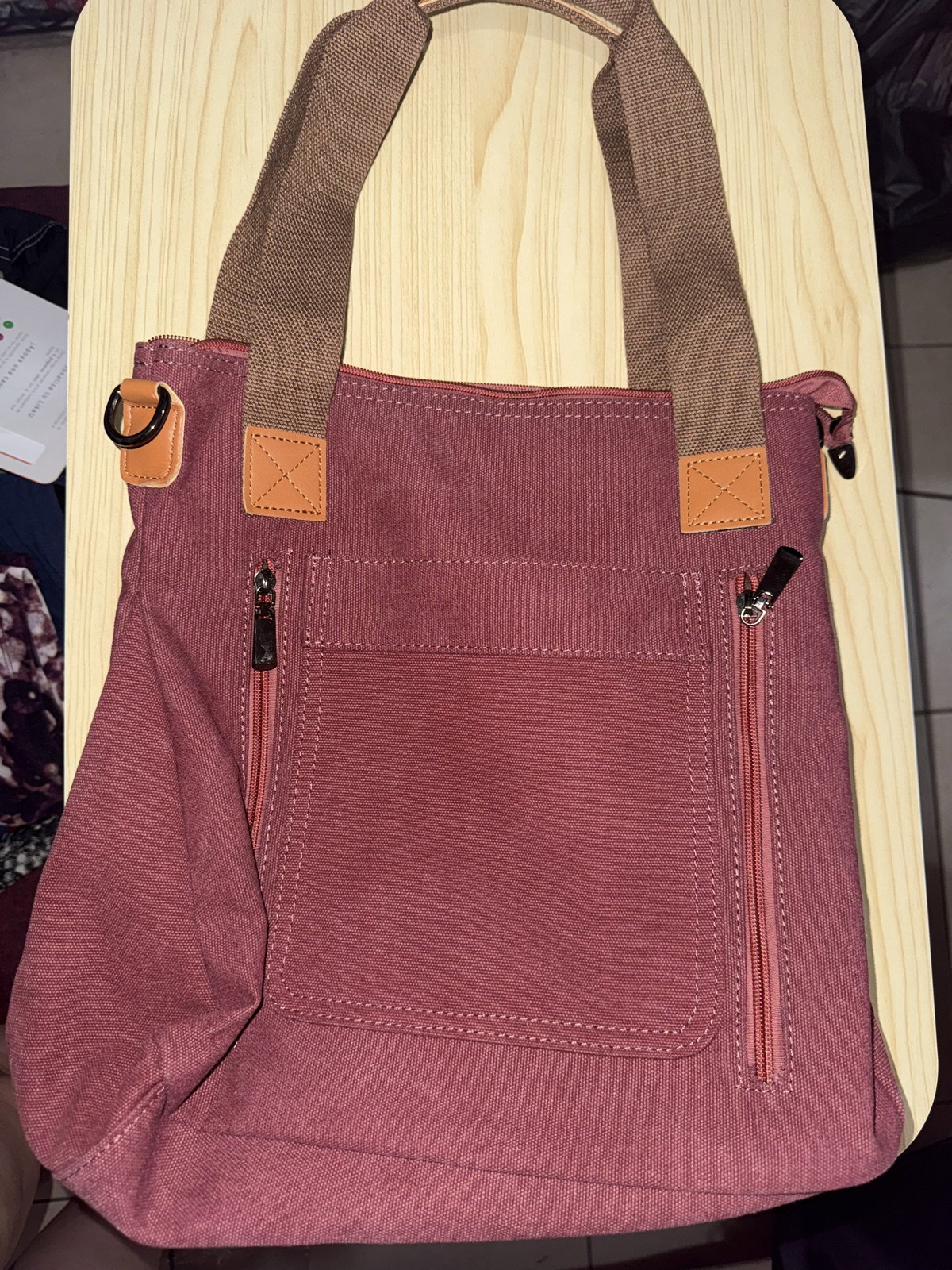 Bolsa tote casual de lona vino con detalles marrones