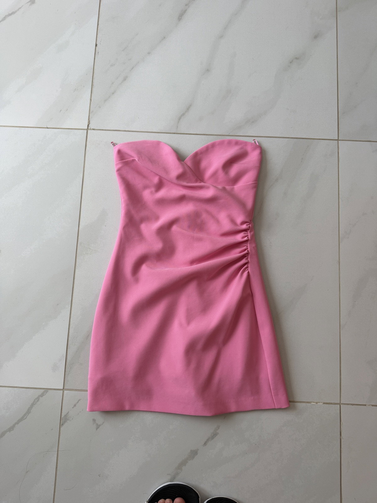 Vestido corto rosa con detalle de fruncido