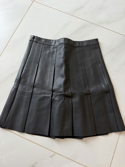 Falda de piel negra con pliegues ZARA