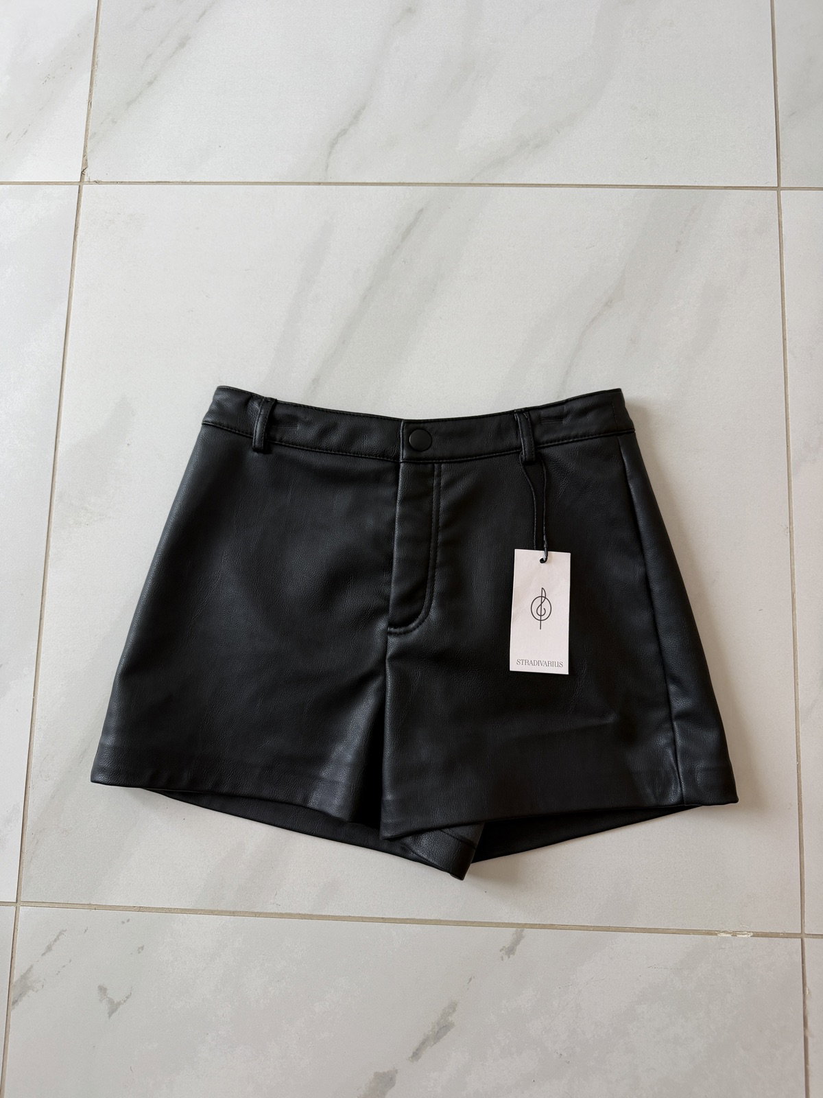 Shorts de piel sintética Stradivarius