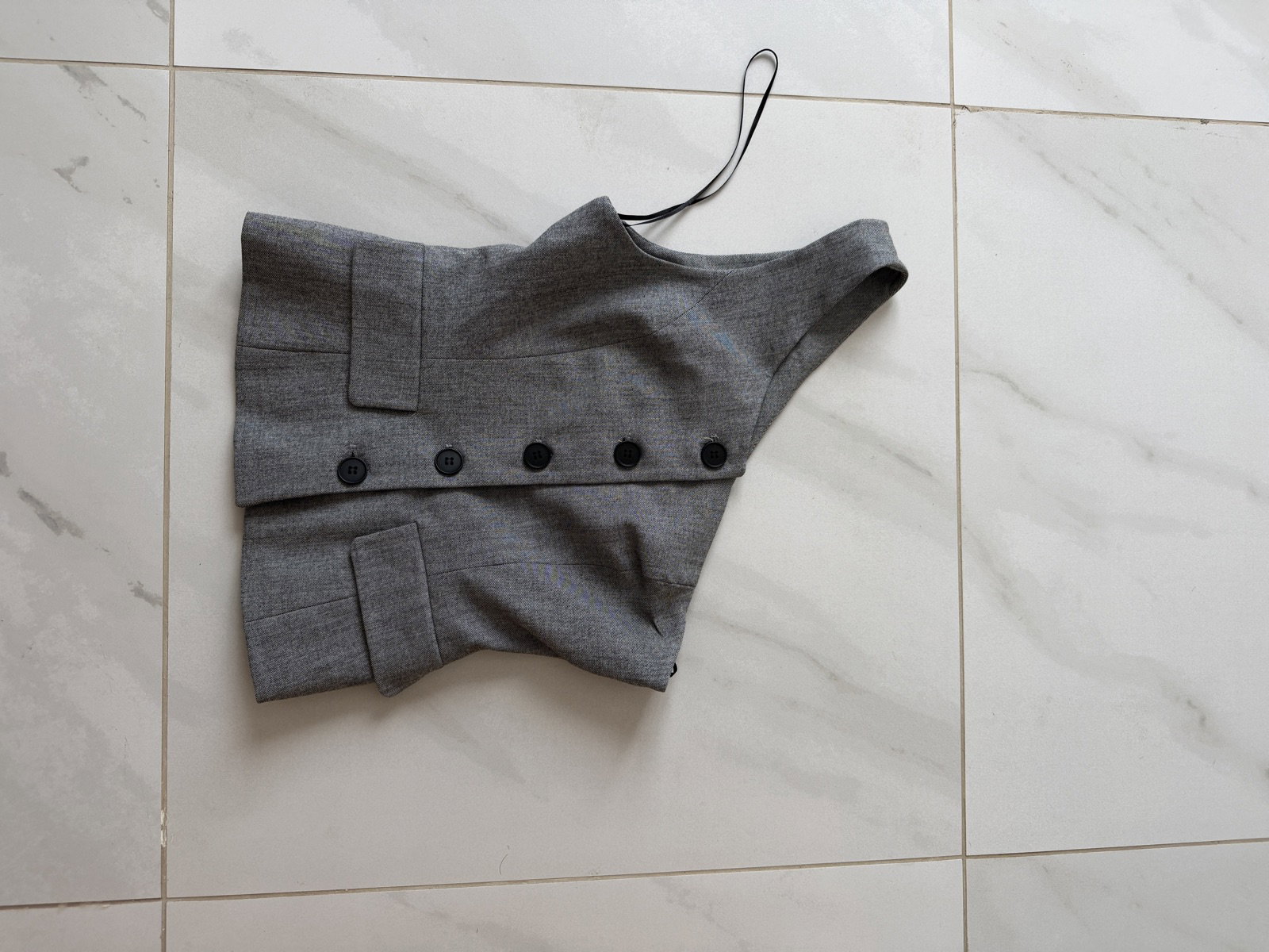 Top gris asimétrico de Zara