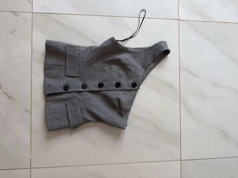 Top gris asimétrico de Zara