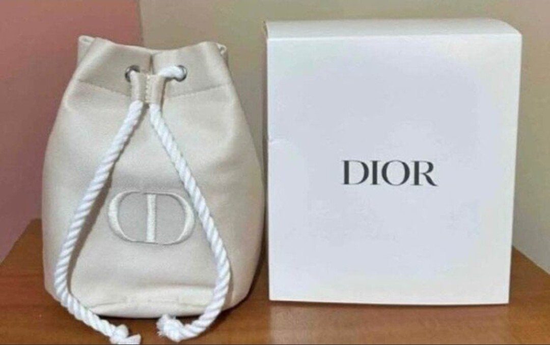 Cosmetiquera Dior en forma de morral 