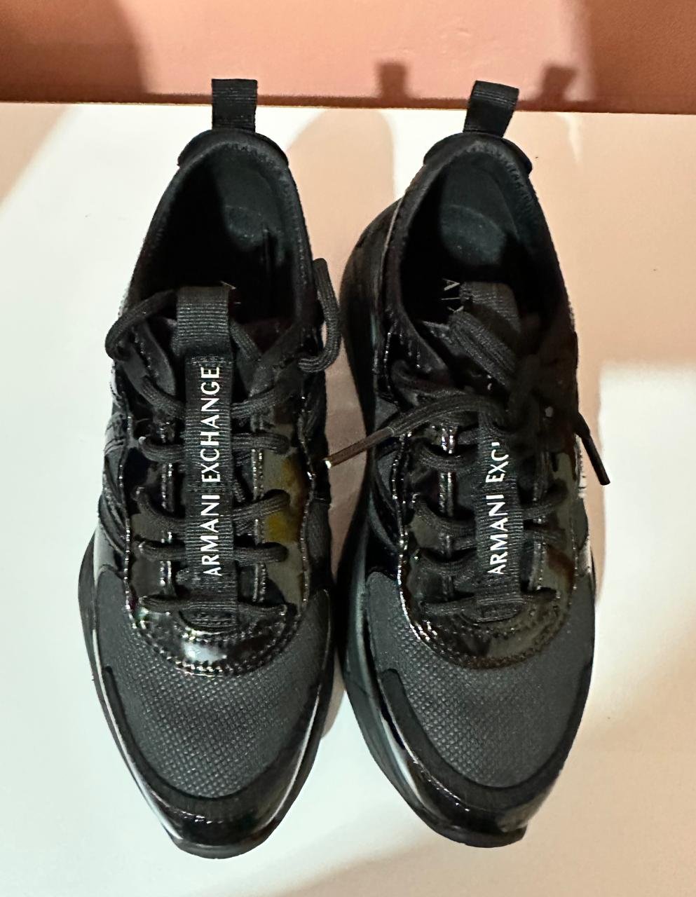 Tenis negros de mujer  Armani Exchange 
