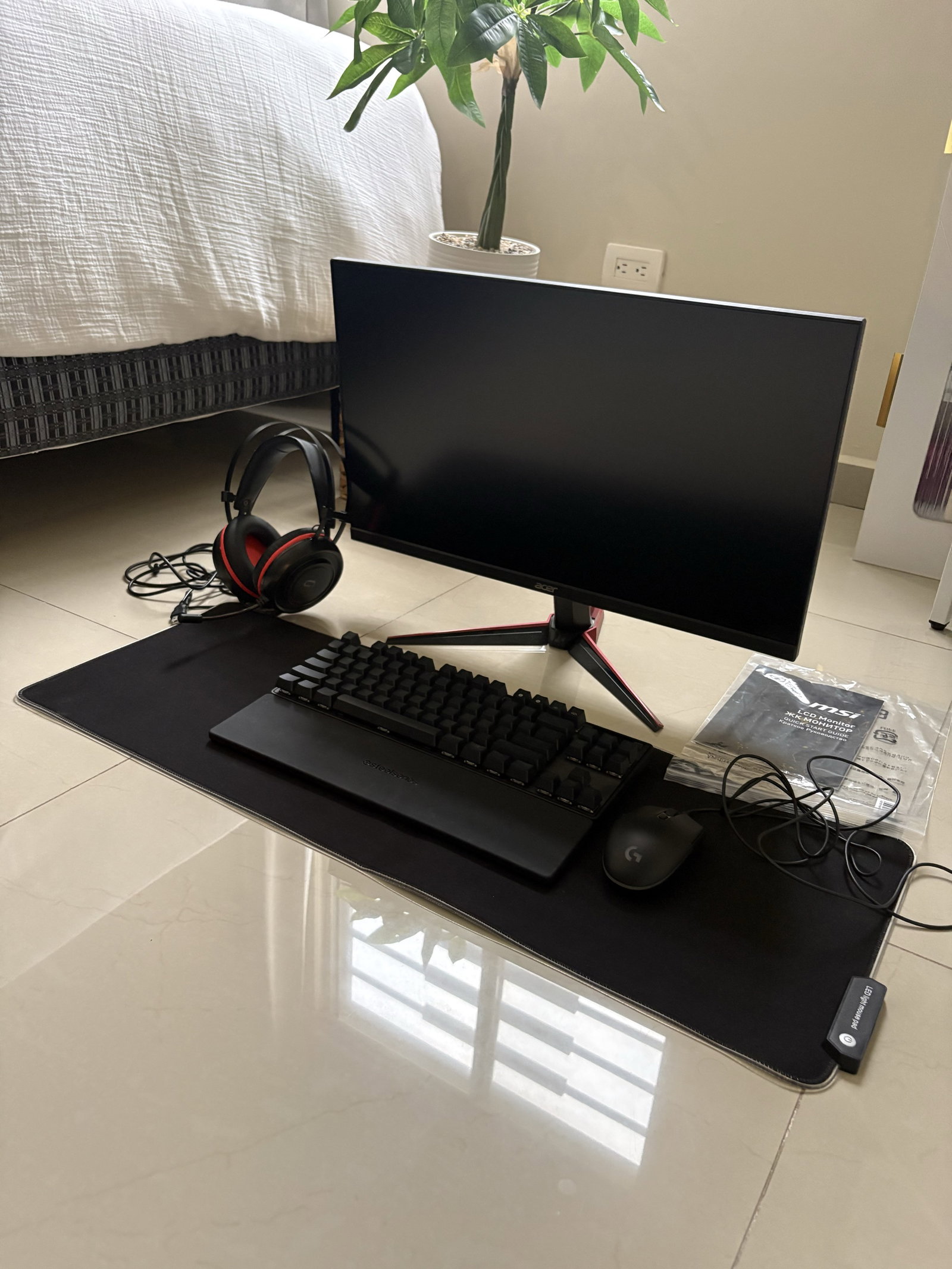 Monitor gamer con accesorios 