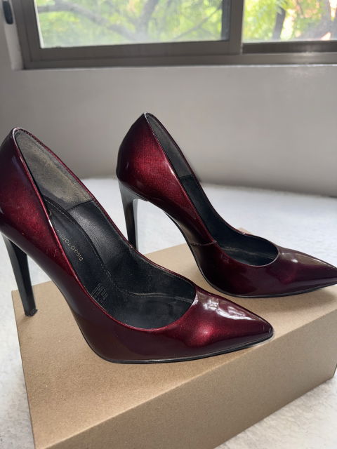 Zapatillas tipo stiletto charol vino Diego Torreblanca Talla 24