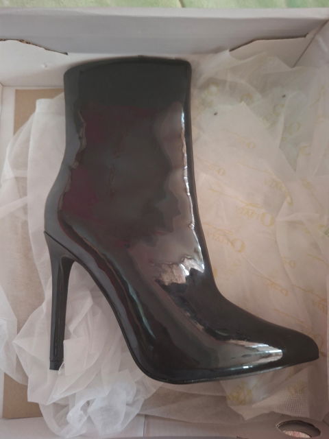 Botines de charol negro. Totalmente nuevos