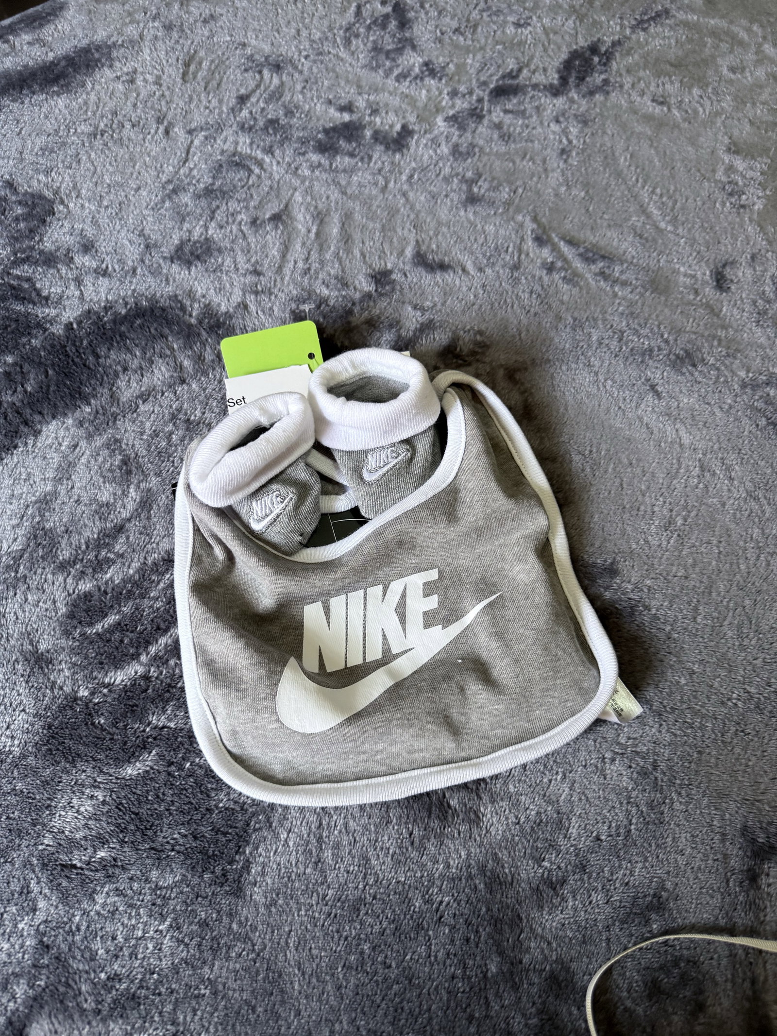 Set de Babero y Calcetines Nike para Bebé