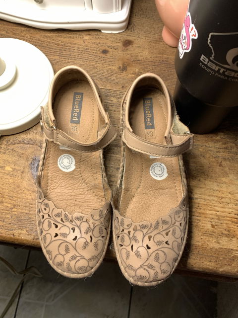 Zapatos color café Talla 2 MX Marca Blue Red