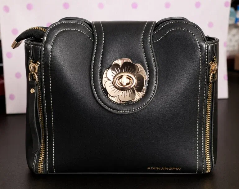Bolso imitacion cuero, broche de loto