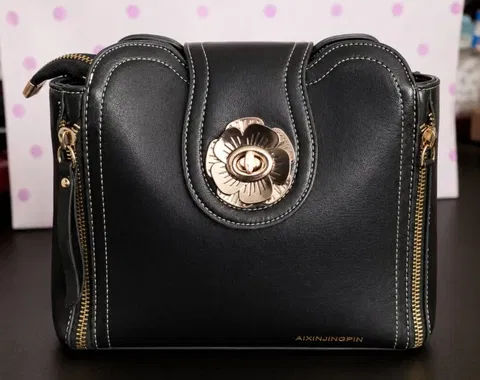 Bolso imitacion cuero, broche de loto