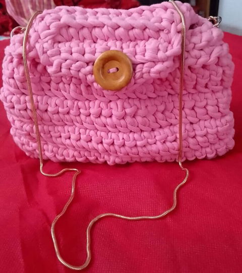 Crossbody rosa de trapillo artesanal