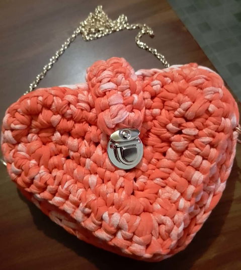 Crossbody corazón crochet