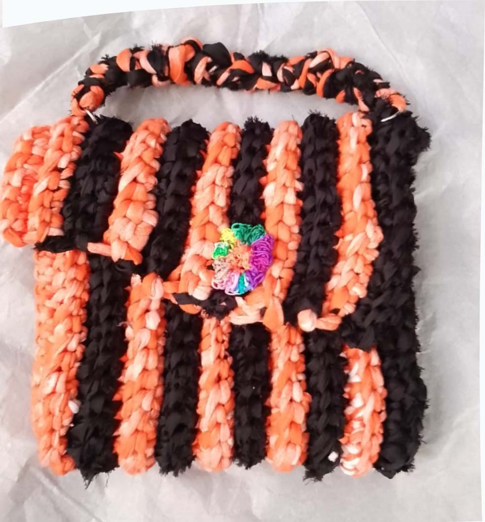 Bolsa asimetrica artesanal a crochet