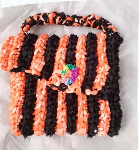 Bolsa asimetrica artesanal a crochet
