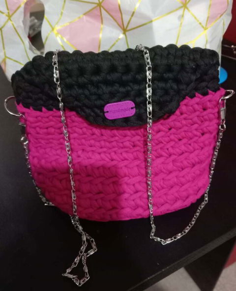 Bolsa artesanal a crochet de trapillo de algodón
