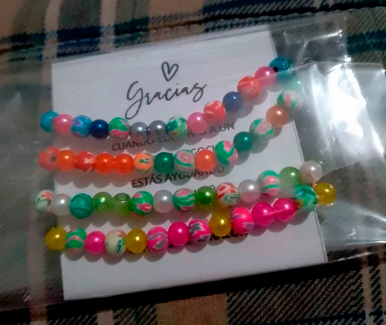 Juego de cuatro pulseras de hilo y cuentas redondas de cerámica