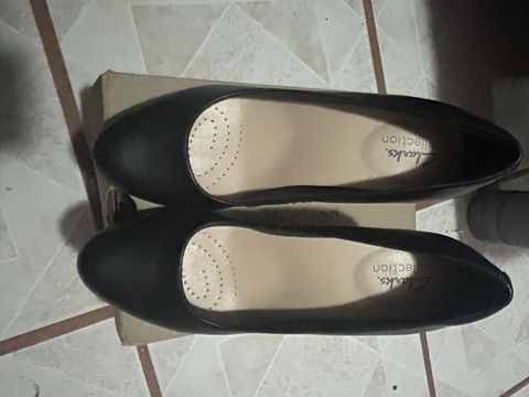 Tacones Clarks como nuevos, ideales para la oficina