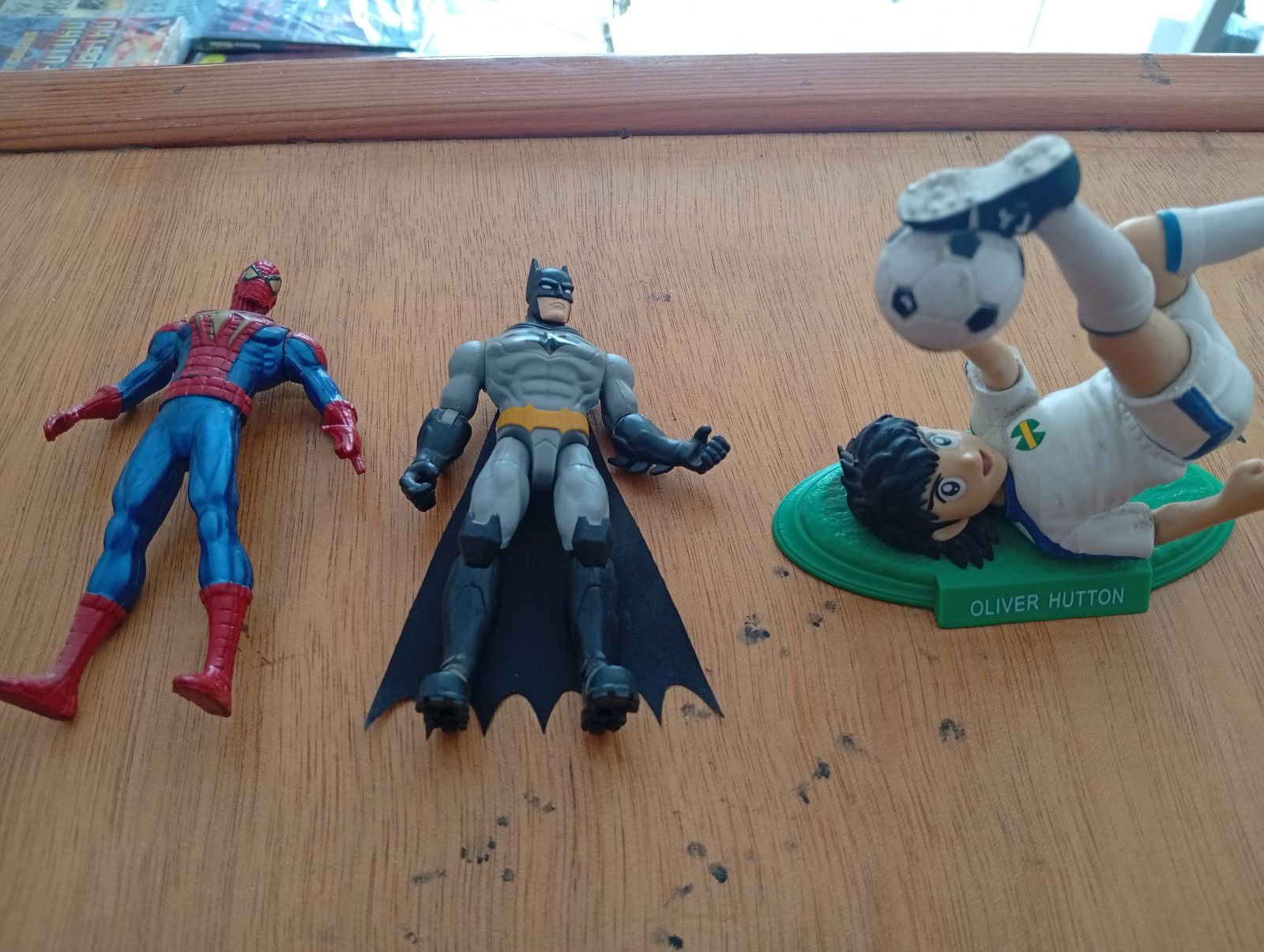 Figuras de acción articuladas: Spiderman, Batman y futbolista