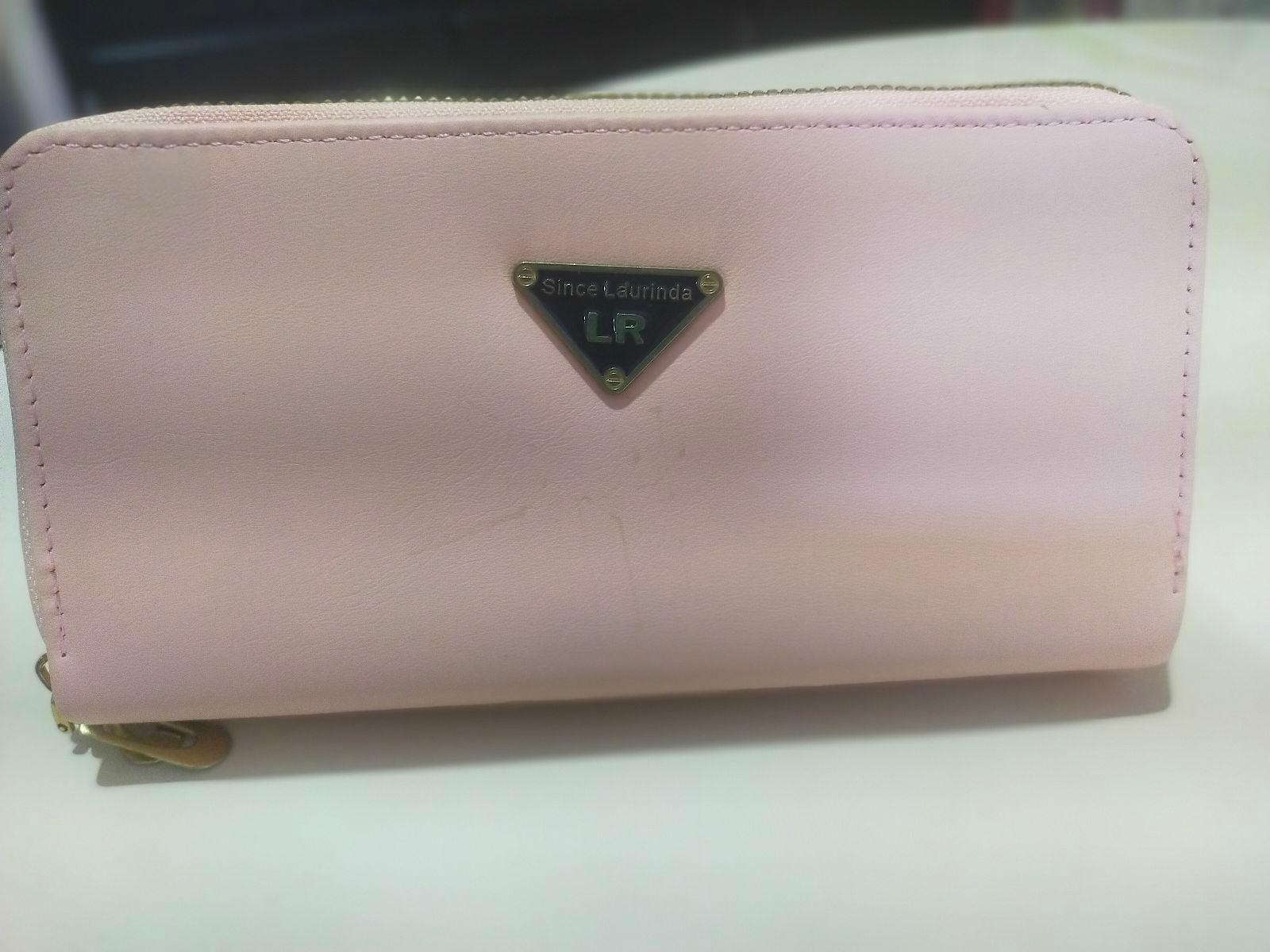 Cartera rosa con espacio para tarjetas y monedas