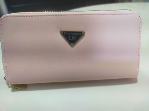 Cartera rosa con espacio para tarjetas y monedas