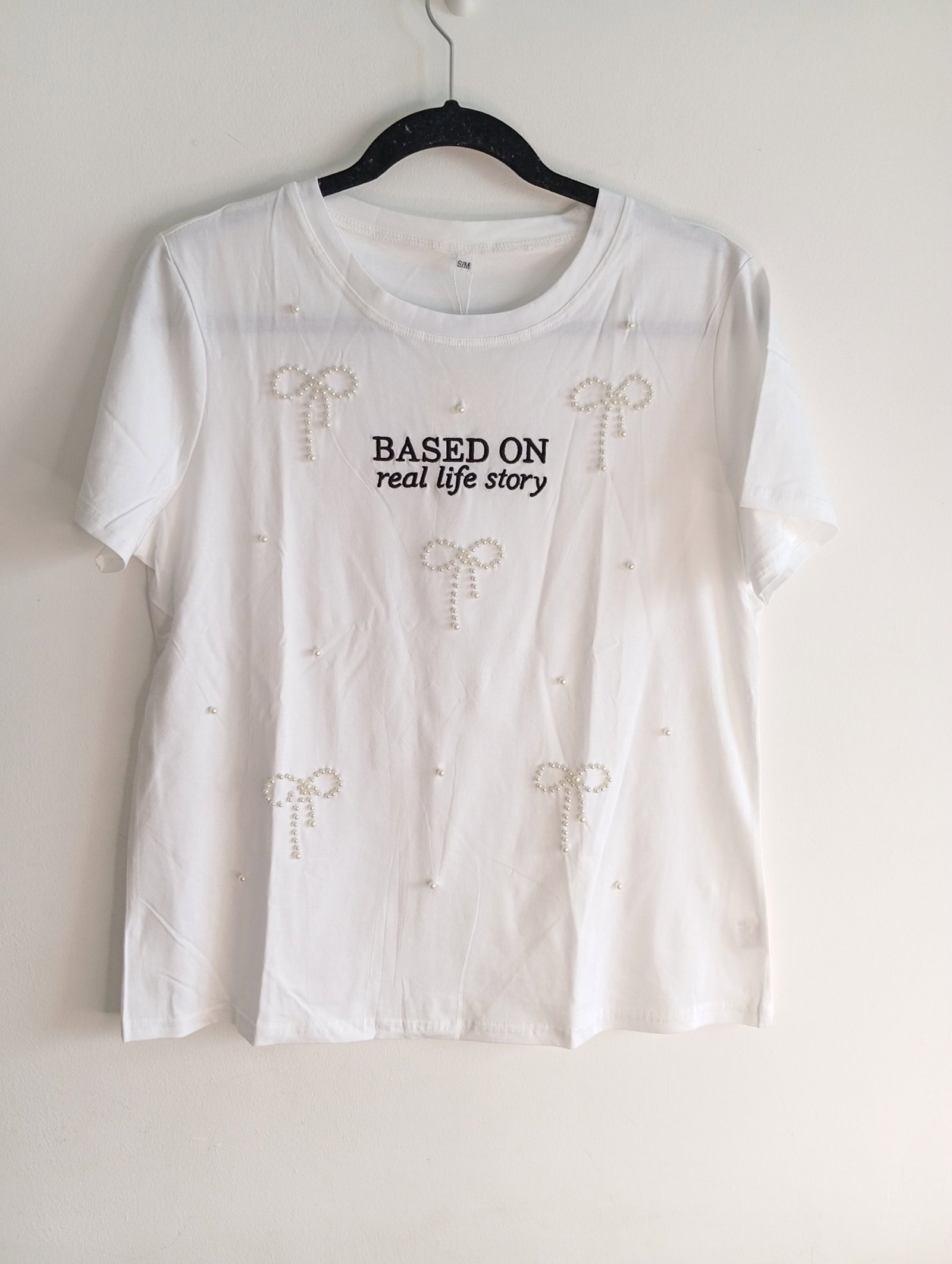 Playera Blanca con Detalle de Perlas y Bordado - Talla S/M - Nueva