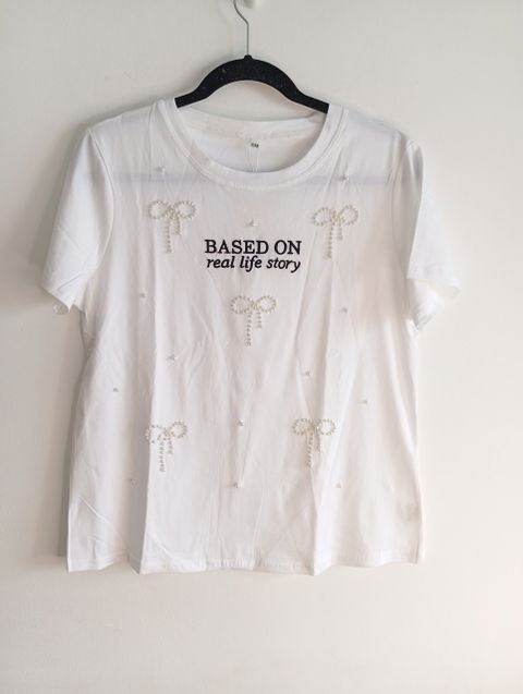 Playera Blanca con Detalle de Perlas y Bordado - Talla S/M - Nueva