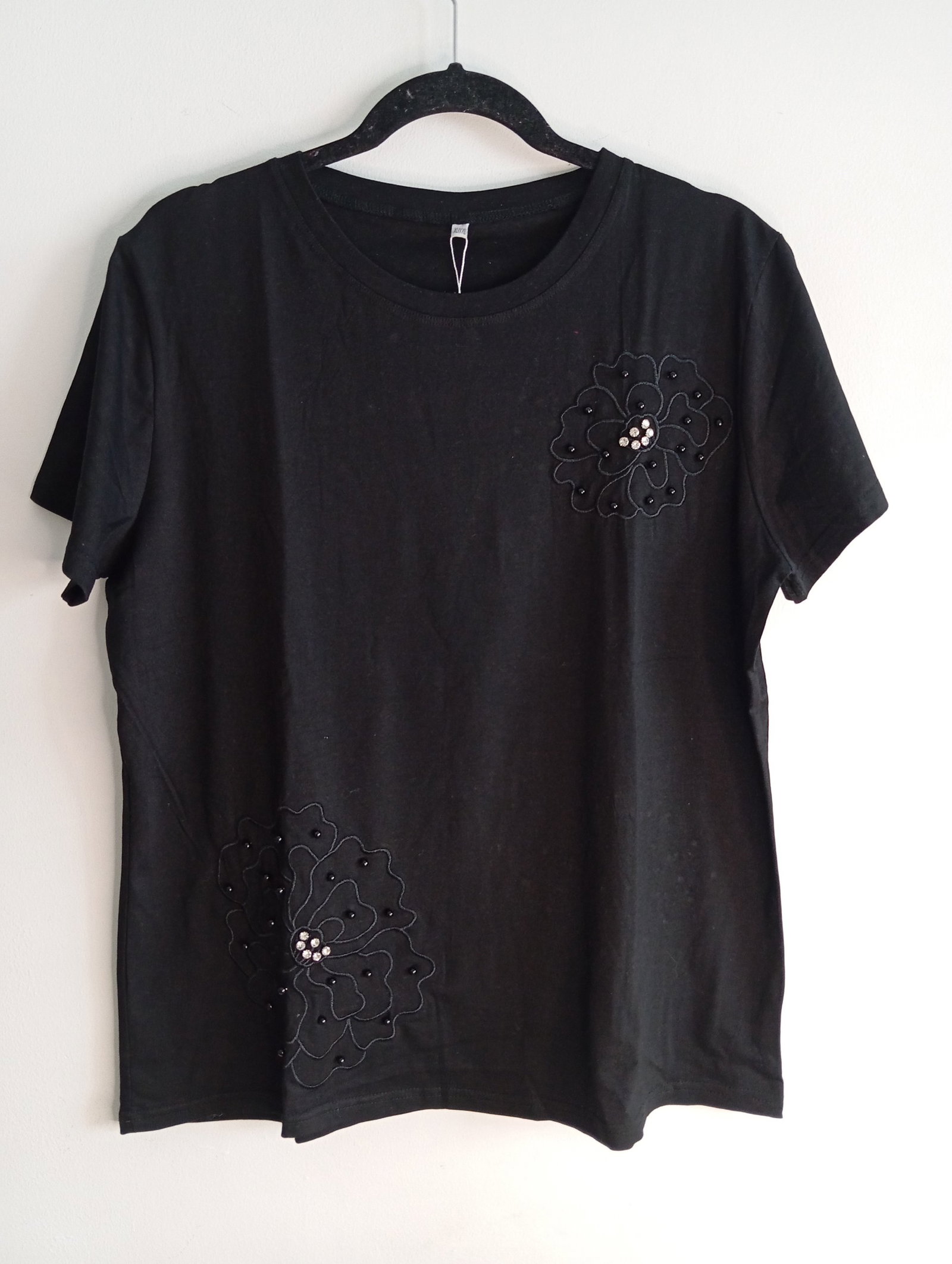Playera Negra con Bordado Floral y Perlas - Talla XL/2XL (Reduce a L/XL)