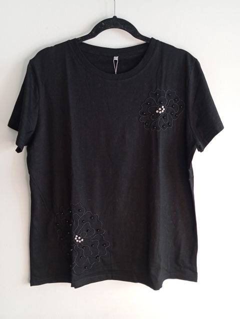 Playera Negra con Bordado Floral y Perlas - Talla XL/2XL (Reduce a L/XL)