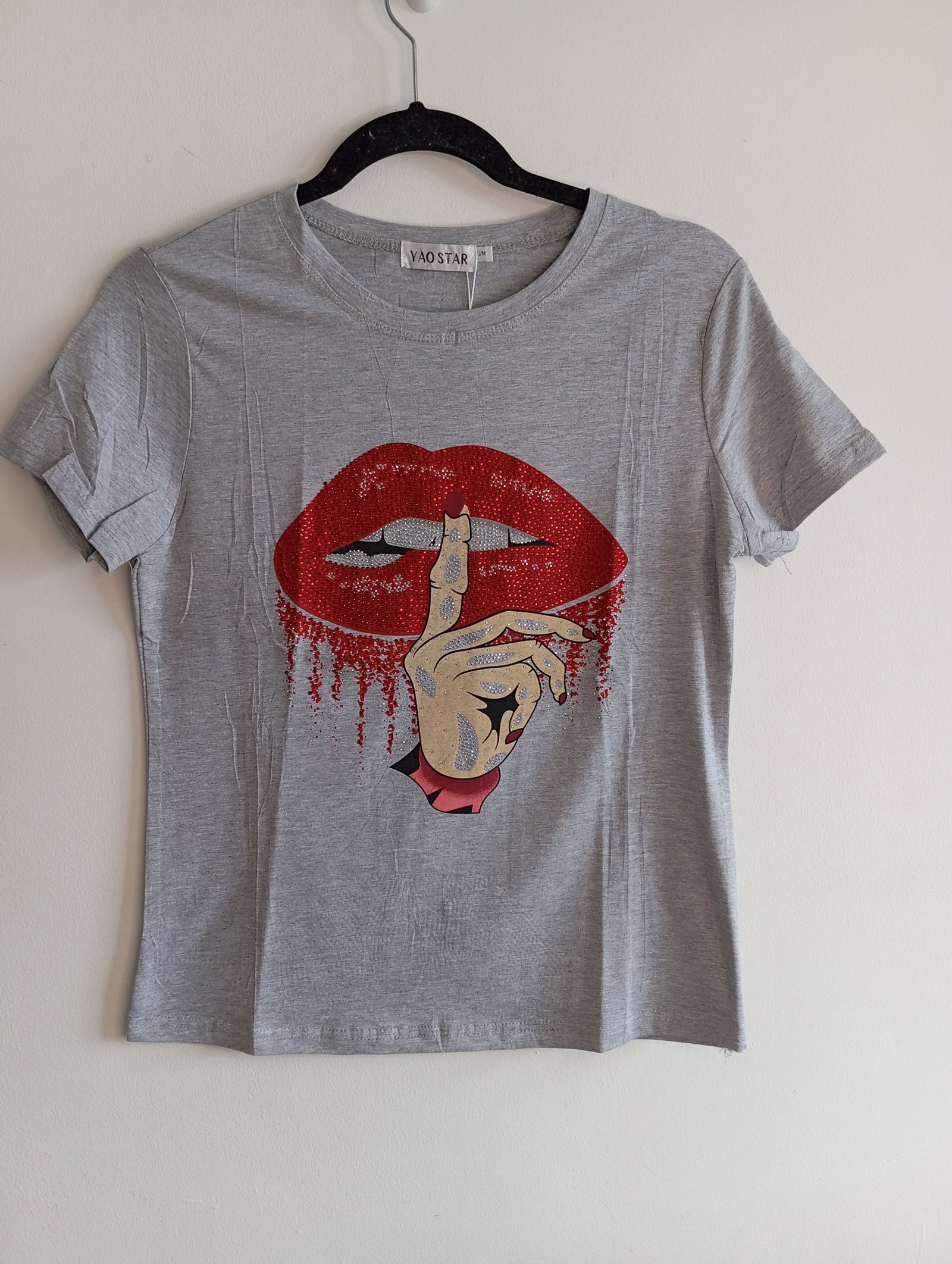 Playera Yao Star Nueva con Etiqueta - Talla S/M - Estampado de Labios Brillantes