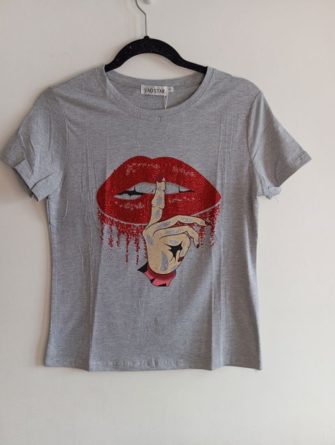 Playera Yao Star Nueva con Etiqueta - Talla S/M - Estampado de Labios Brillantes