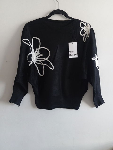 Suéter negro con flores en relieve - New Feeling