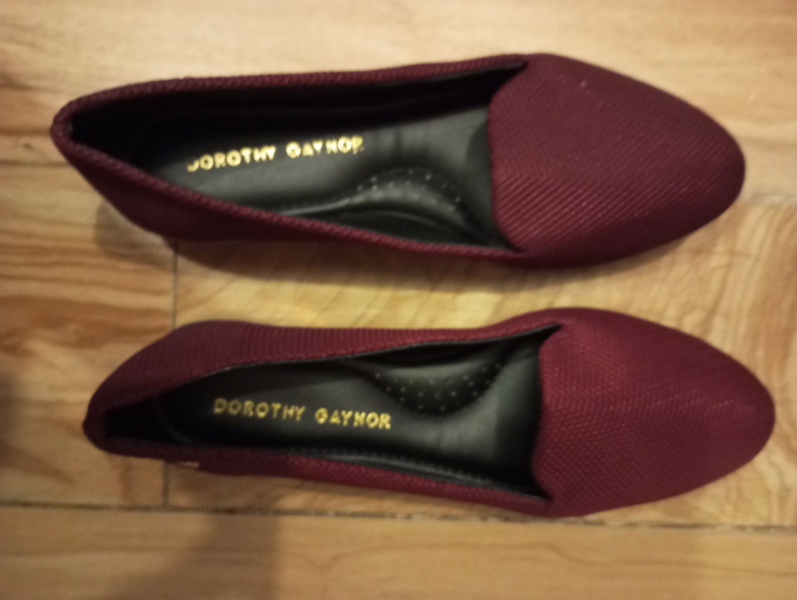 Mocasines Dorothy Gaynor color vino talla 25.5 con detalle dorado
