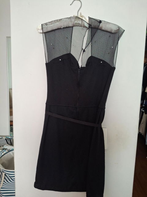 Vestido negro con detalles en tul y pedrería