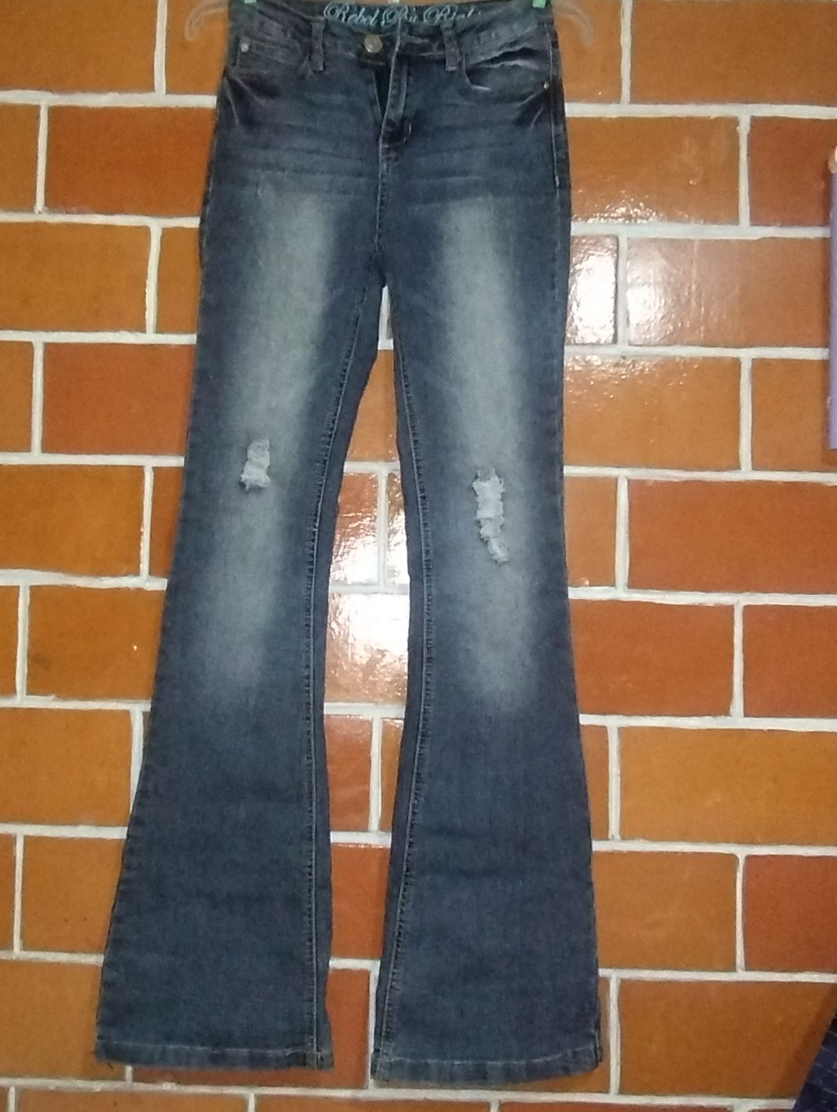 Pantalones de mezclilla acampanados Rebel By Right
