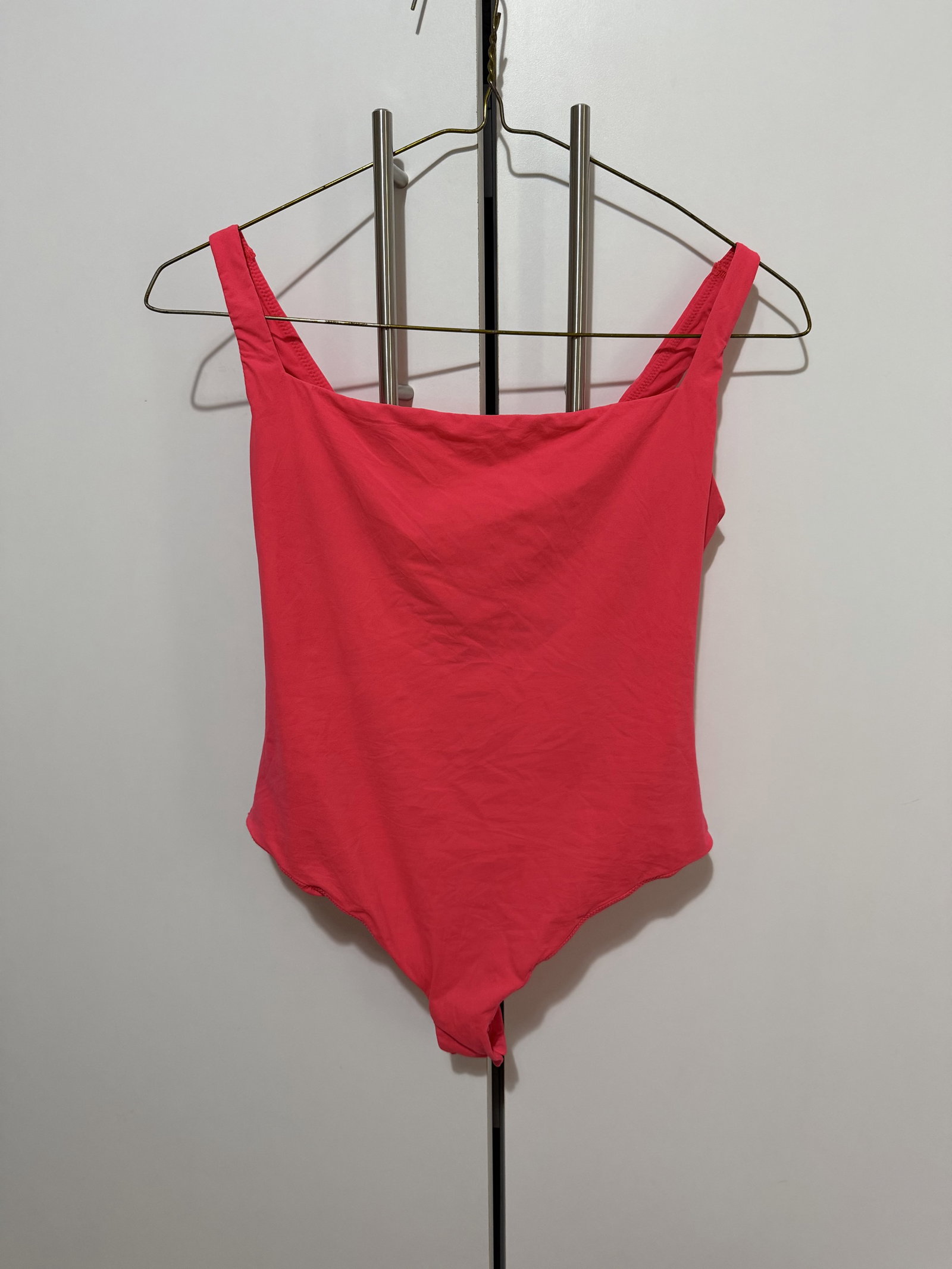 Body SKIMS escote cuadrado talla L color fucsia