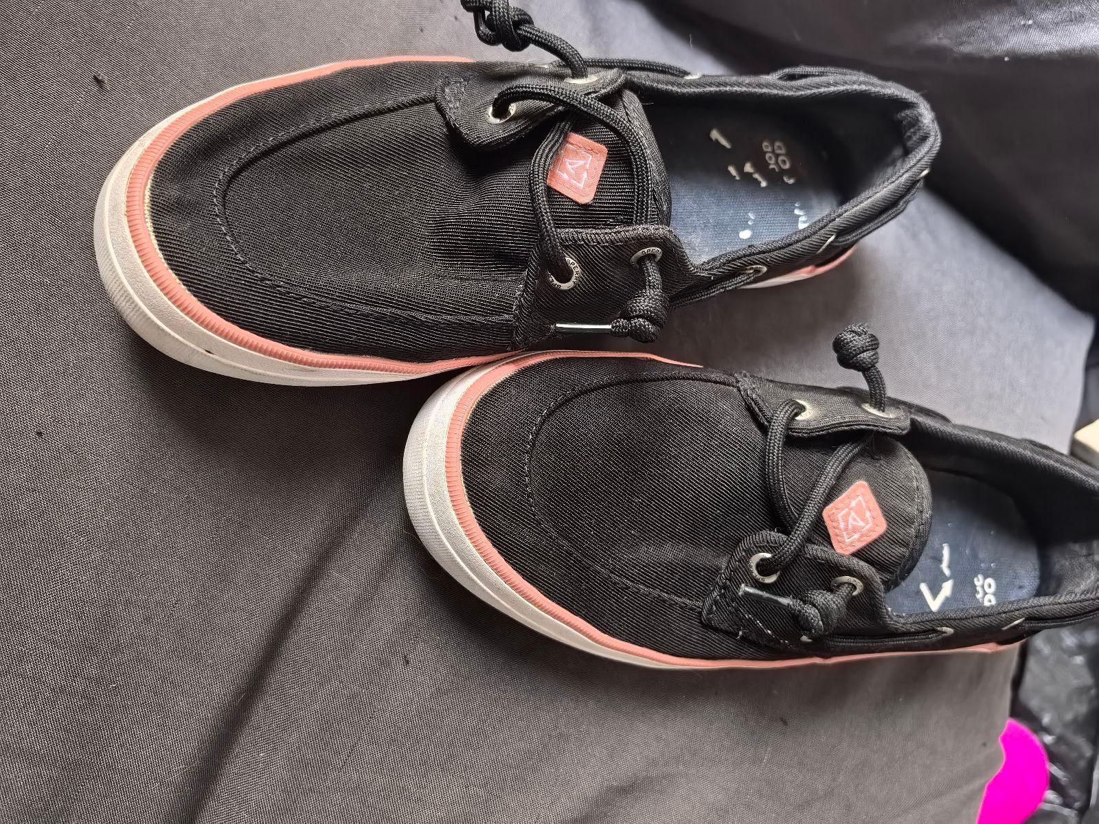 Tenis de tela negros con detalles en rosa