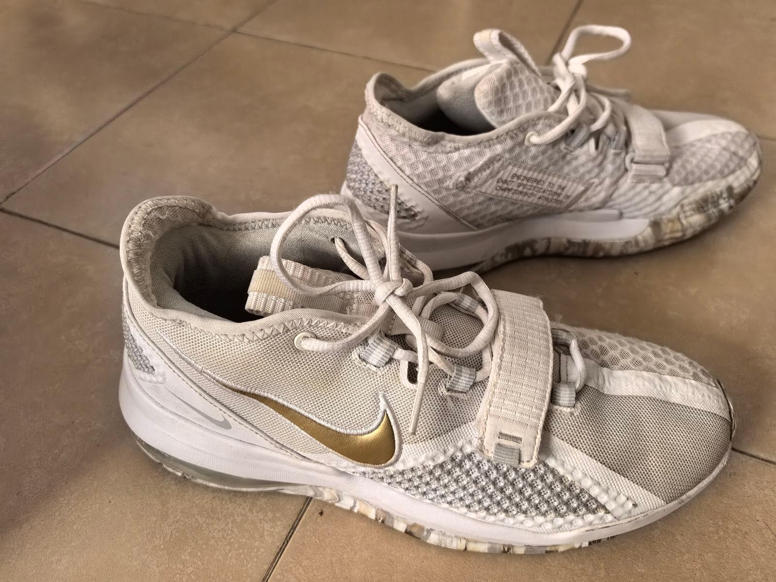 Tenis Nike blancos con detalles dorados
