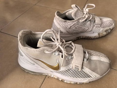 Tenis Nike blancos con detalles dorados