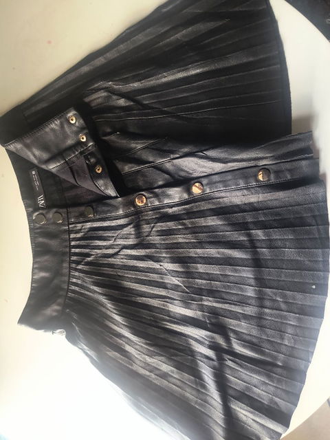 Falda original ZARA de piel, color negro, talla 26