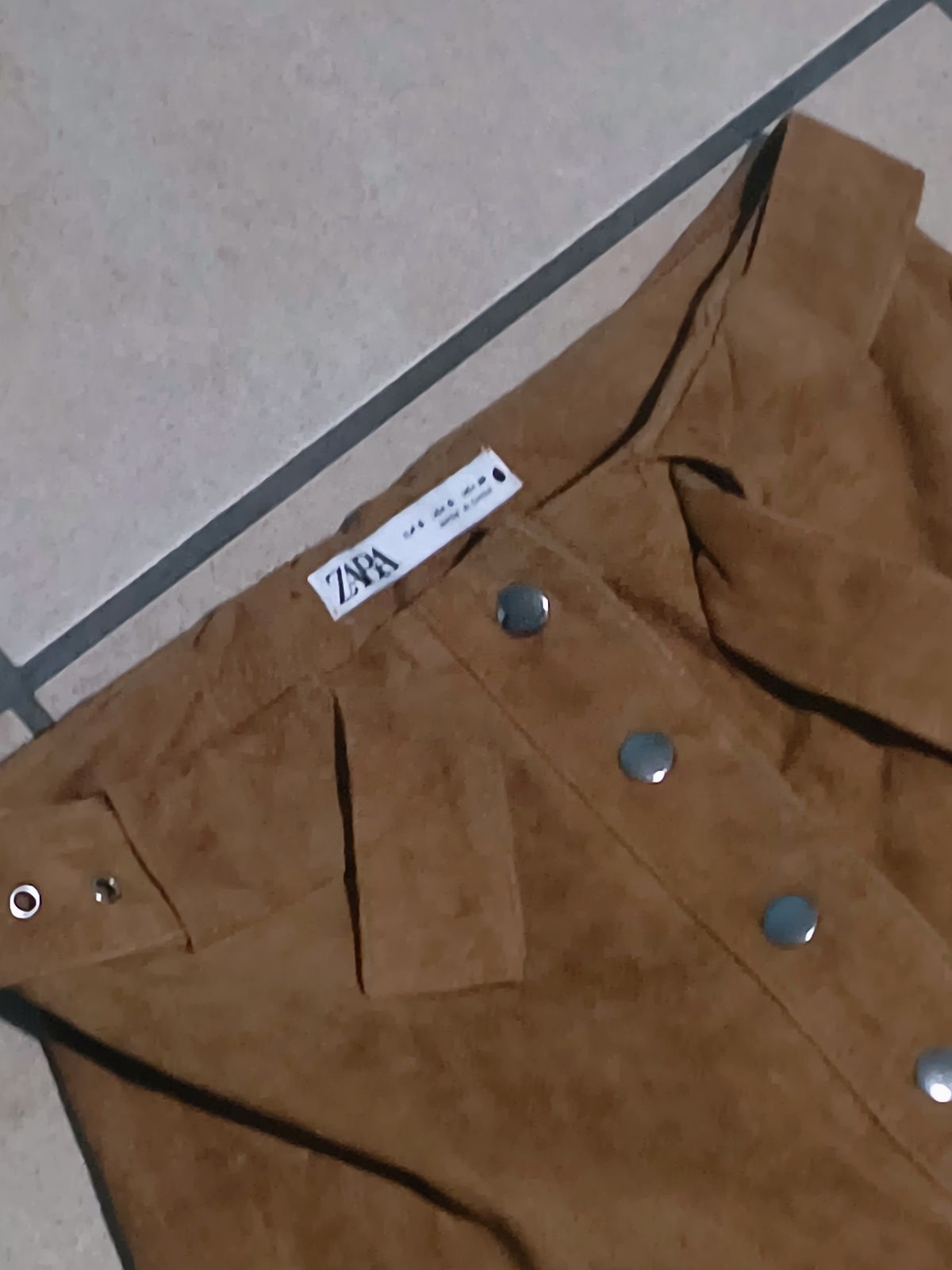 Falda marrón de gamuza sintética con botones metálicos talla M