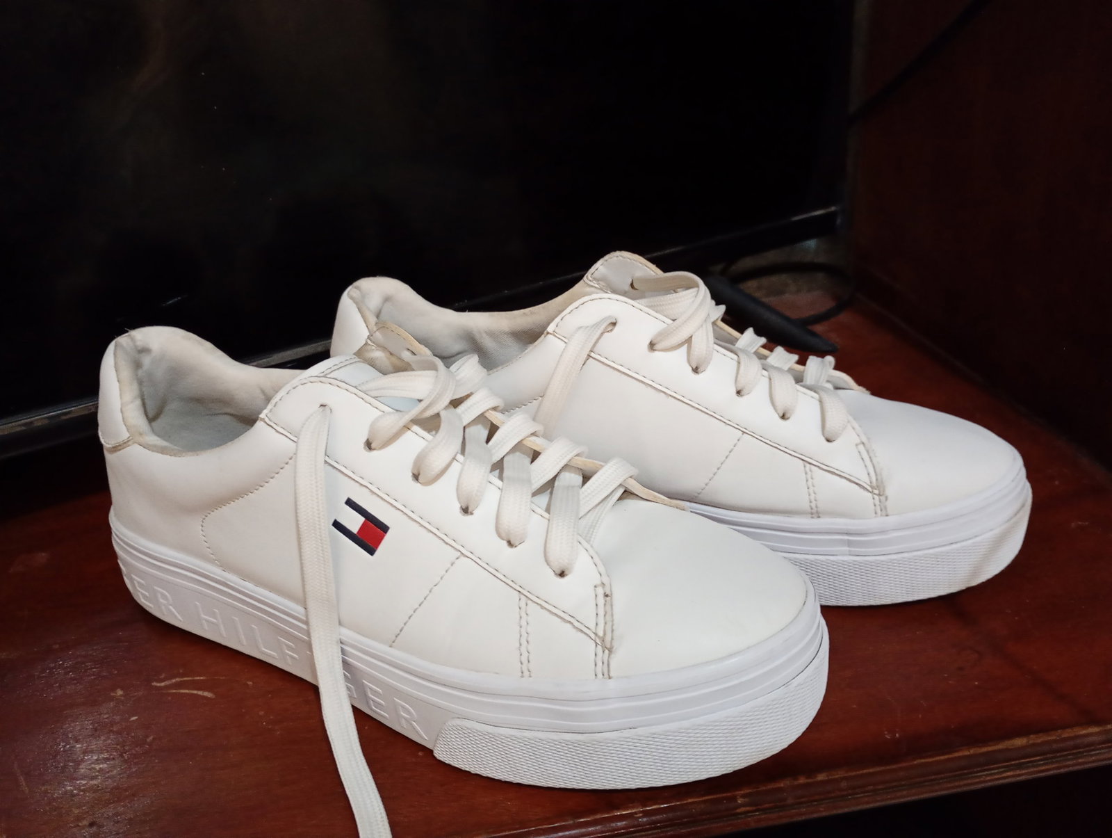 Tenis blancos Tommy Hilfiger - Buen estado