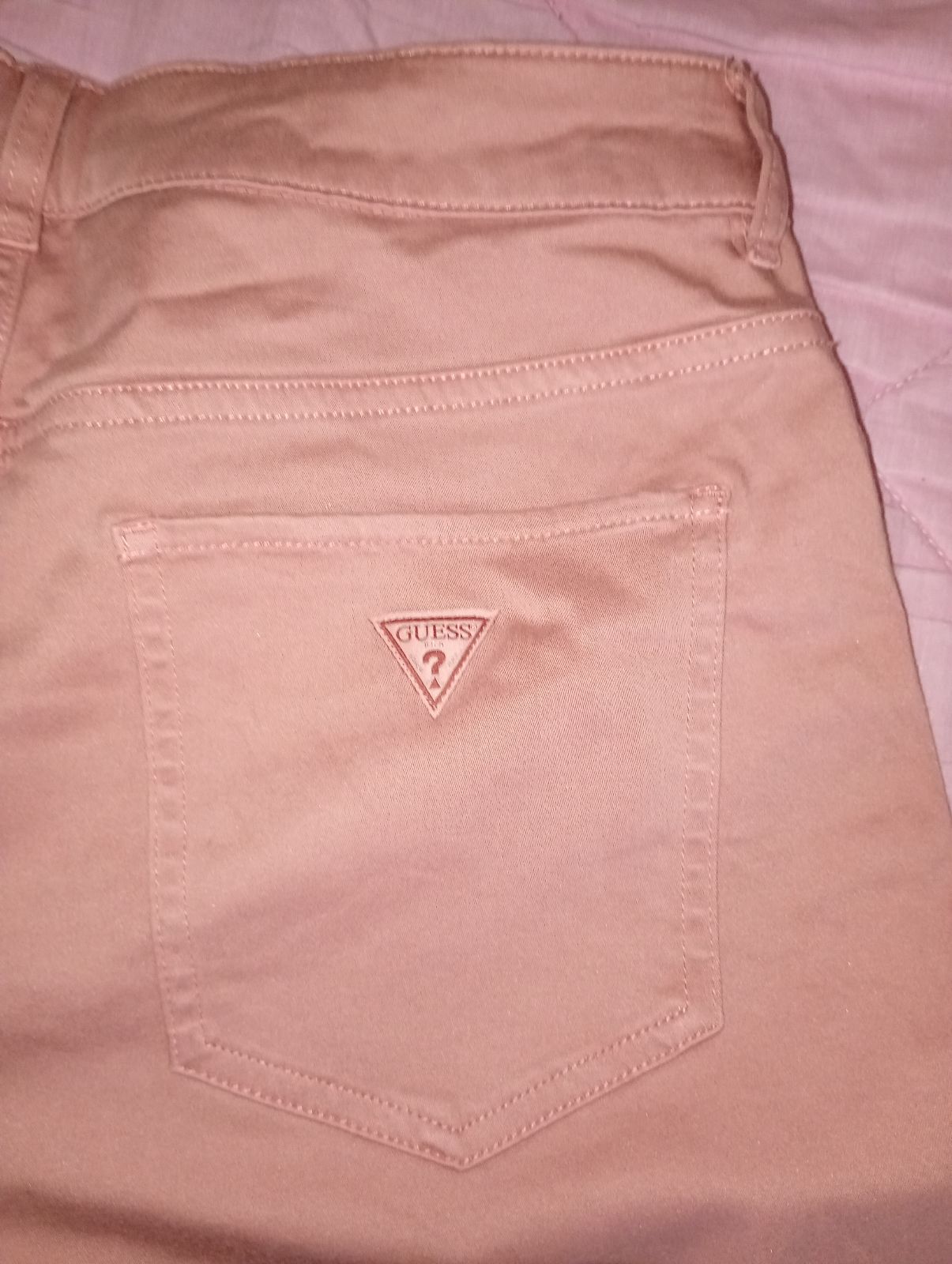 Pantalón Guess color rosa claro con detalles de cargo
