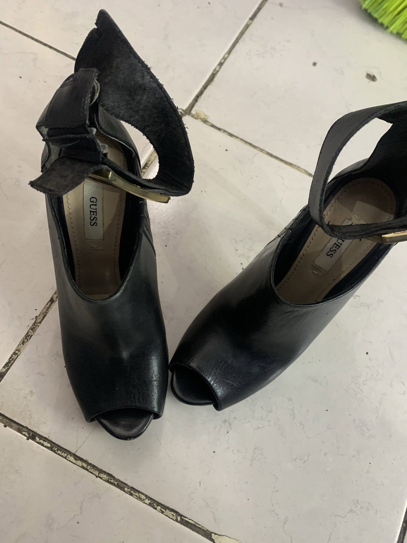 Tacones GUESS