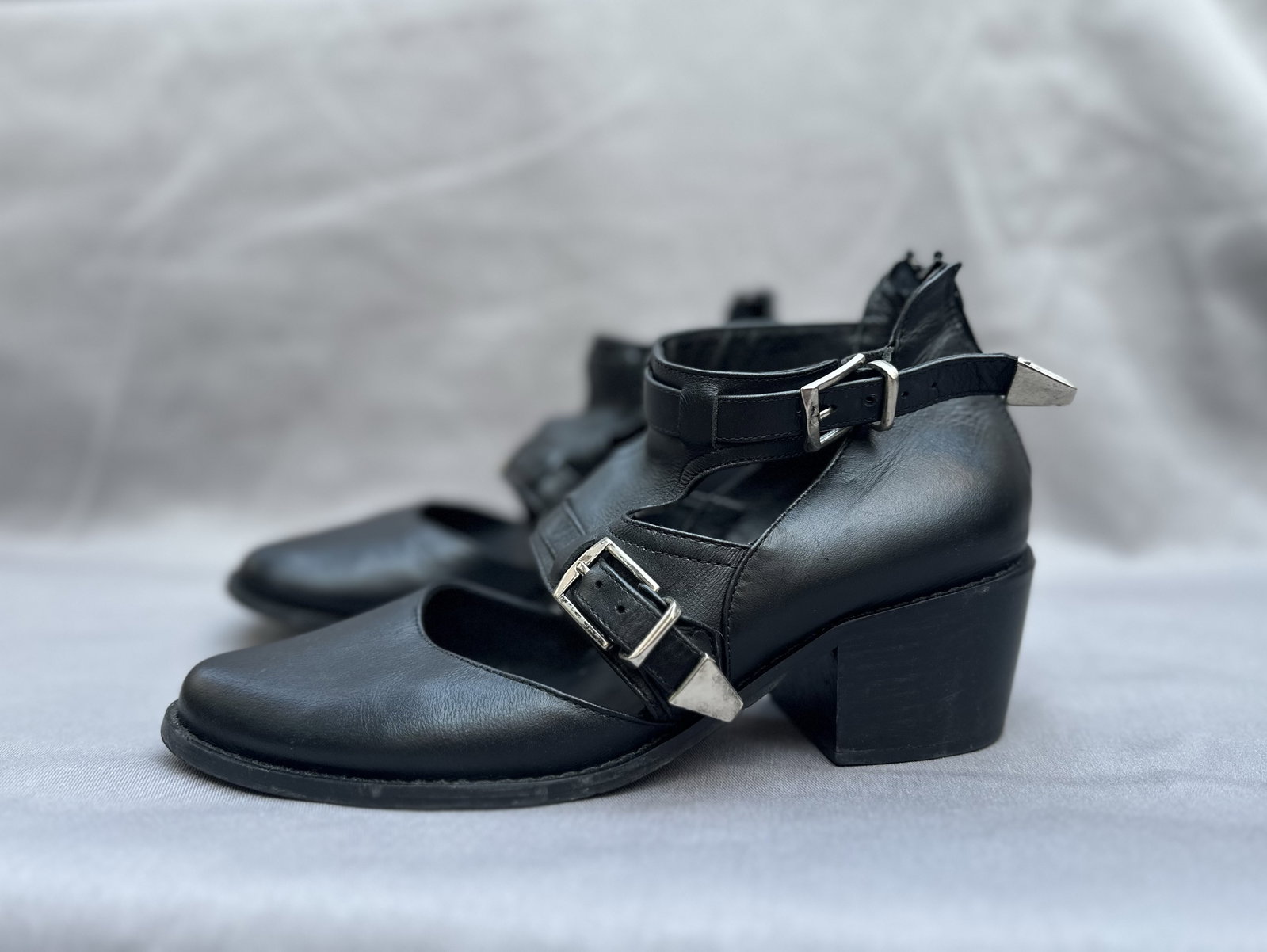 Zapatos con Hebilla Tacón Mitu de Piel en Buen Estado