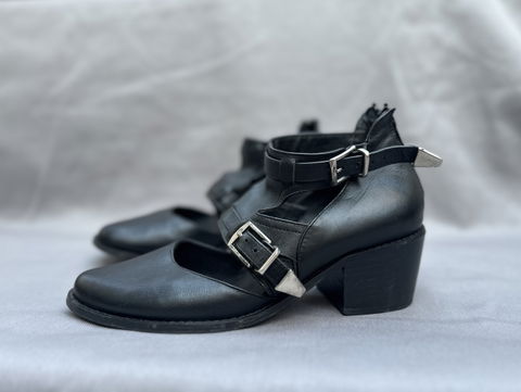 Zapatos con Hebilla Tacón Mitu de Piel en Buen Estado