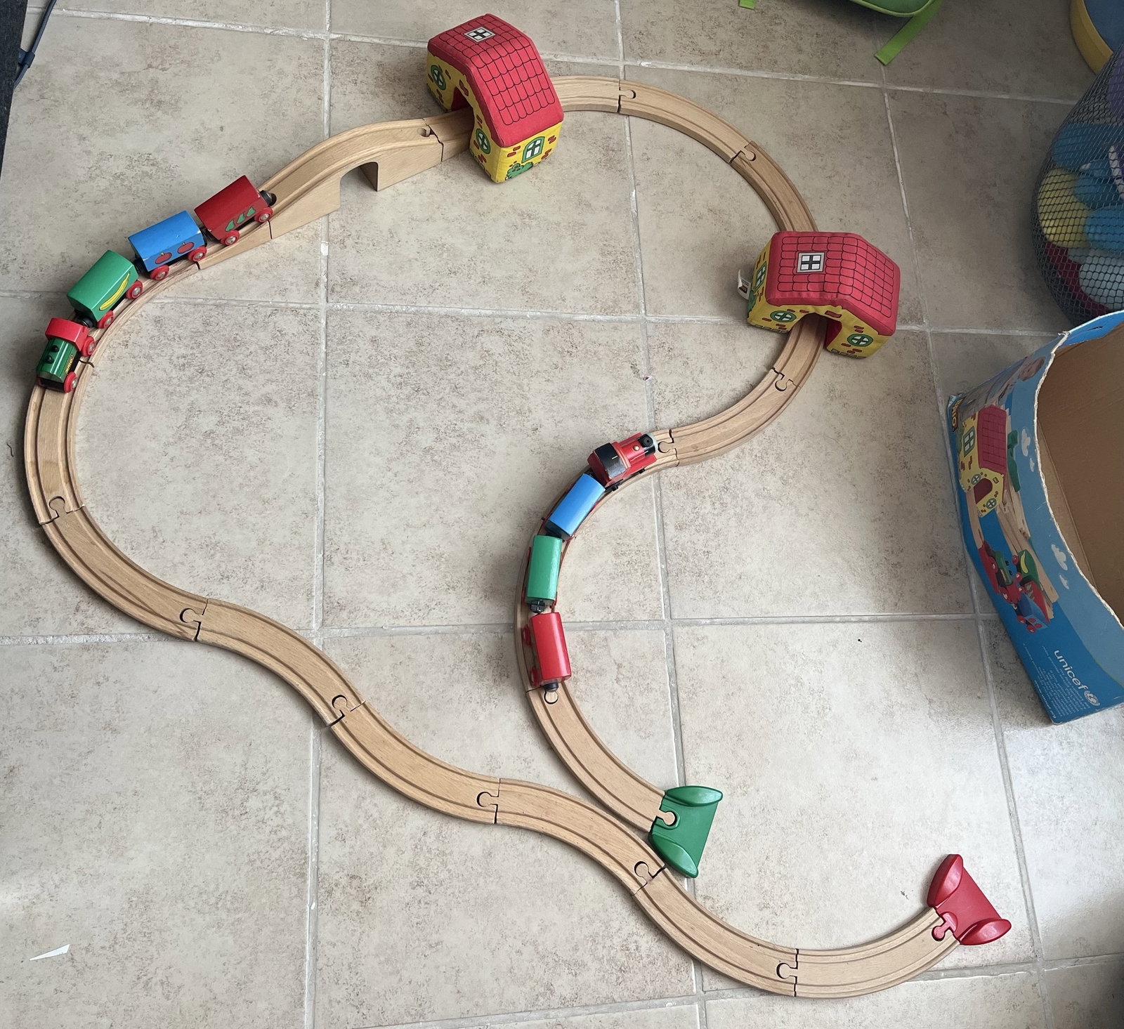 Tren Brío de madera con vías y casas