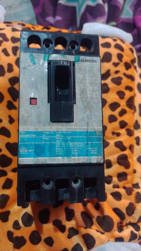 Interruptor termomagnético trifásico marca Siemens