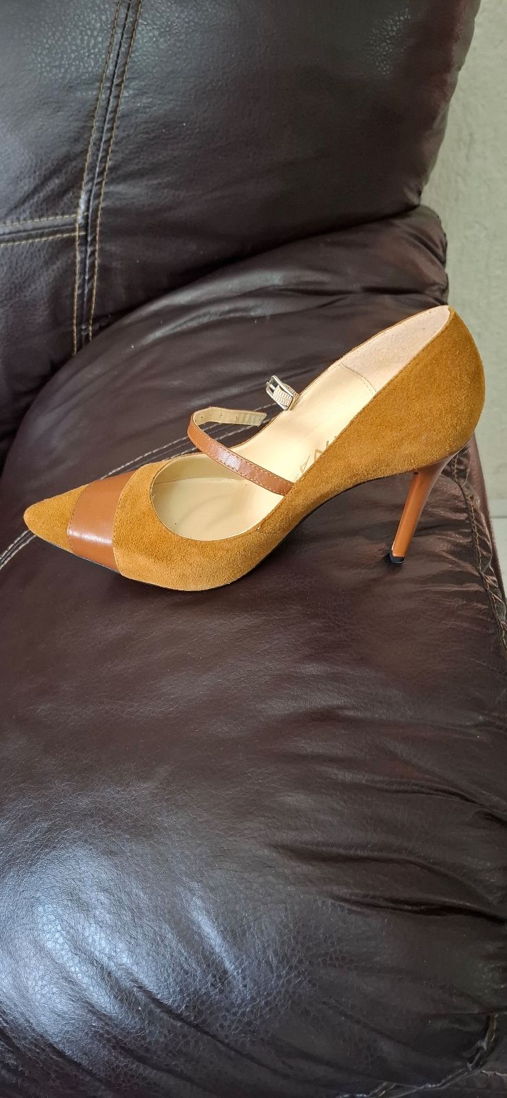Zapatilla de gamuza color café con tacón punta número 24